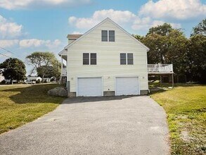 51 Newport Ave in Middletown, RI - Building Photo - Building Photo