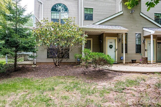 5001 Stonehedge Rd in Edison, NJ - Building Photo - Building Photo