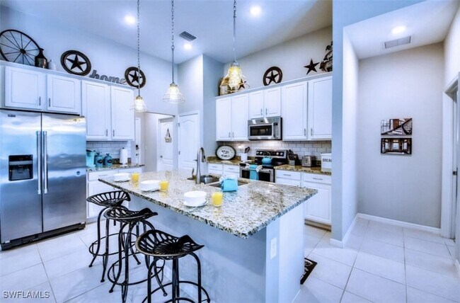 2541 SW 13th Ave in Cape Coral, FL - Building Photo - Building Photo