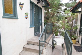 804-814 Haverford Ave in Pacific Palisades, CA - Building Photo - Building Photo