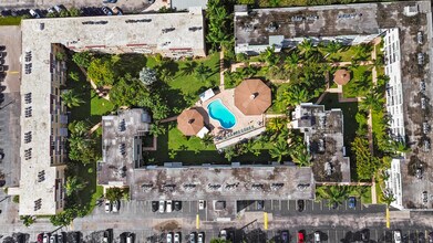 1333 E Hallandale Beach Blvd in Hallandale Beach, FL - Foto de edificio - Building Photo