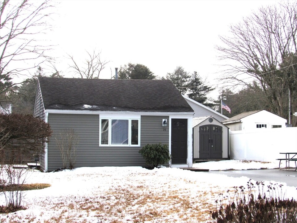 14 Monack Rd in Wareham, MA - Building Photo