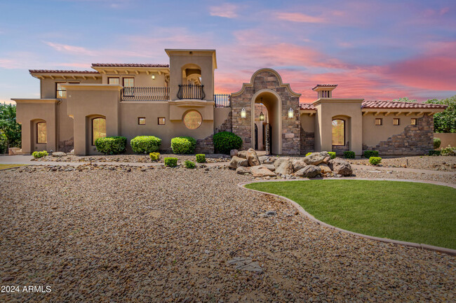 6215 E Turquoise Ave in Paradise Valley, AZ - Foto de edificio - Building Photo