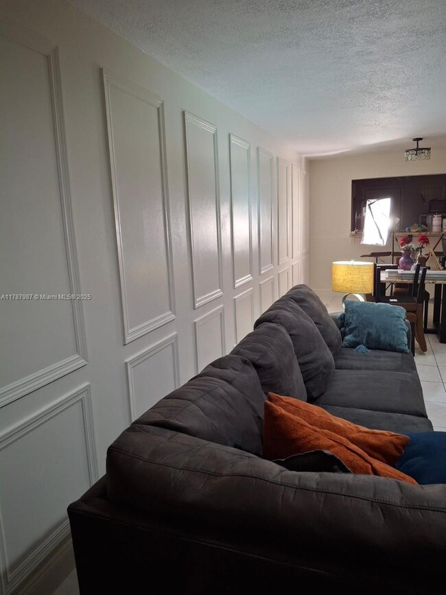 6101 N Falls Cir Dr in Lauderhill, FL - Building Photo - Building Photo