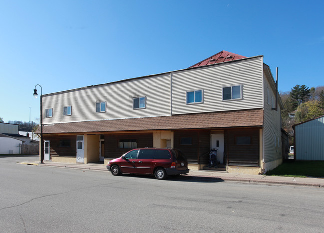 W112 S 2nd St in Spring Valley, WI - Foto de edificio - Building Photo