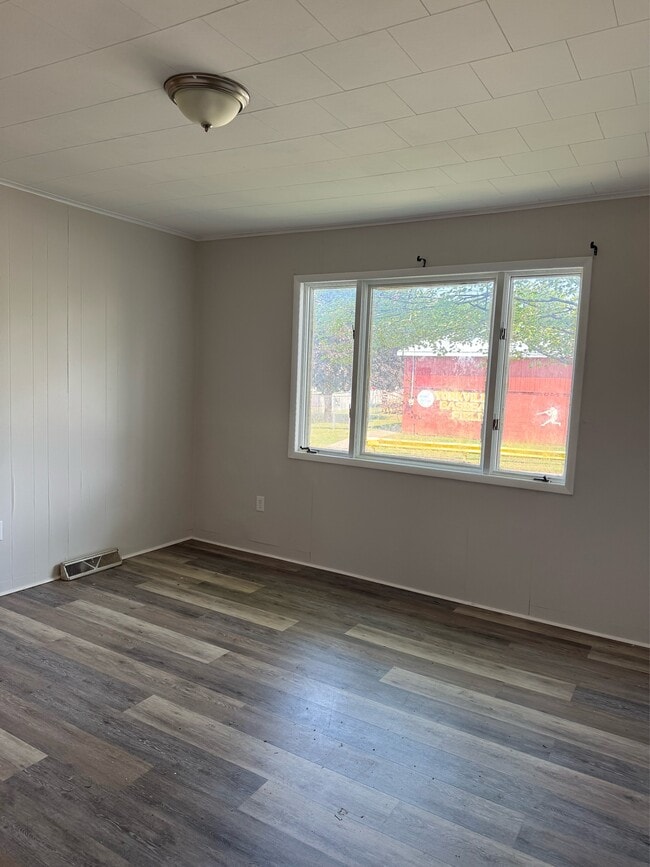 144 Campbell Ave in Yorkville, NY - Building Photo - Building Photo