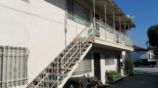East Market Apartments in Long Beach, CA - Building Photo - Building Photo