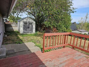 211 Aquarius Way in La Grande, OR - Building Photo - Building Photo