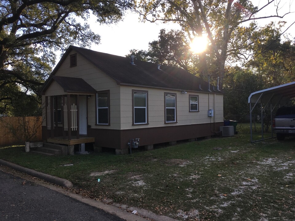 506 S Hardie St in Alvin, TX - Building Photo