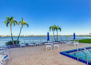 1516 S Lakeside Dr, Unit Water Front Condo in Lake Worth Beach, FL - Foto de edificio - Building Photo