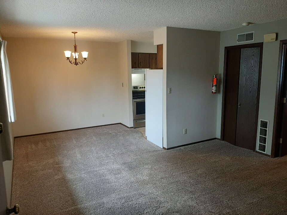 1415 N Main St-Unit -4 in Hutchinson, KS - Building Photo