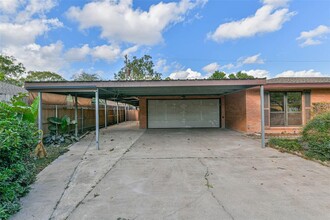 8102 Dellanera Rd in Hitchcock, TX - Foto de edificio - Building Photo