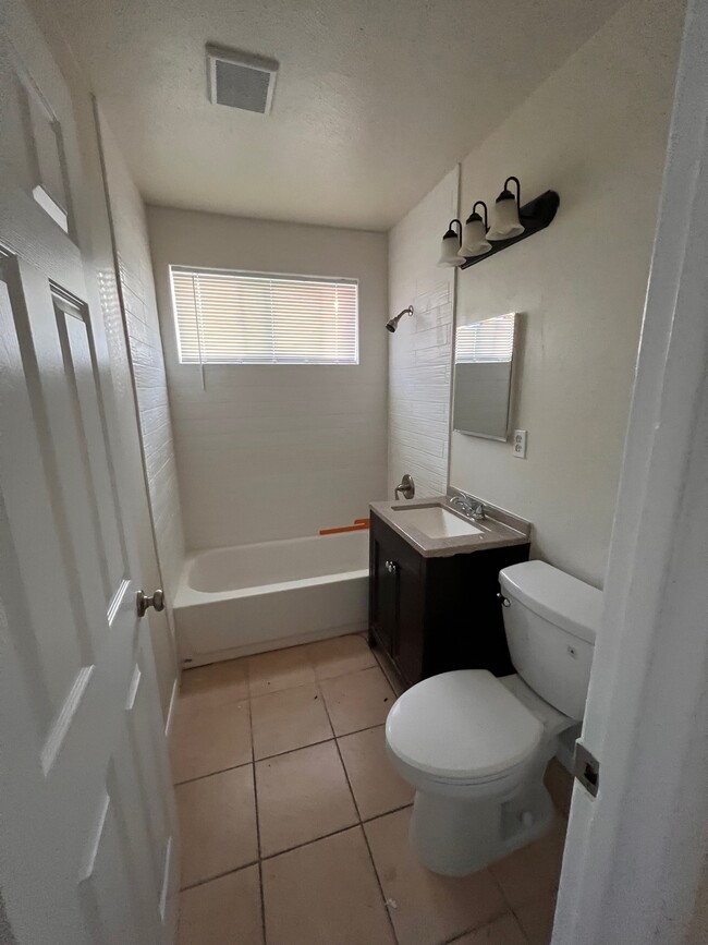 115 George Pl in Las Vegas, NV - Foto de edificio - Building Photo