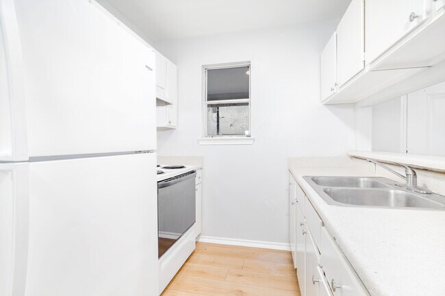 Mayfield Apartments in San Antonio, TX - Building Photo - Building Photo