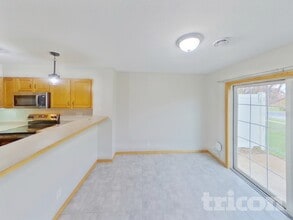 13758 Flay Ave N in Hugo, MN - Foto de edificio - Building Photo