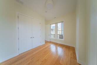 2420 N Geneva Terrace in Chicago, IL - Building Photo - Building Photo