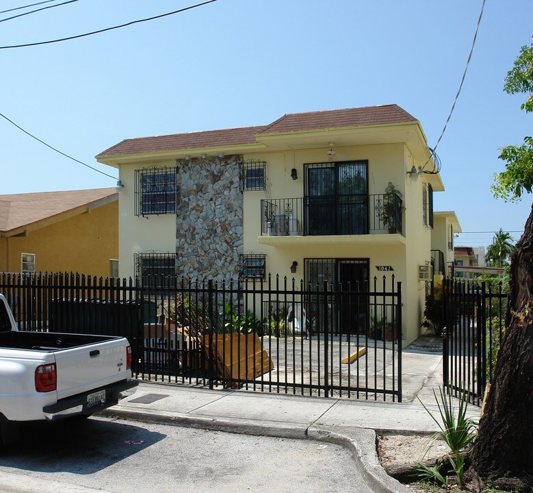 1042 SW 2nd St in Miami, FL - Building Photo