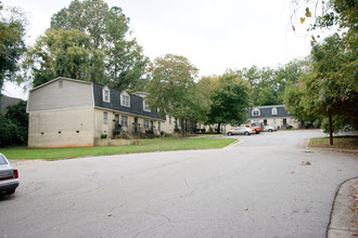 Crown Court Apartments in Raleigh, NC - Foto de edificio - Building Photo