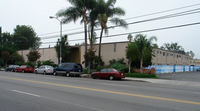 LOVELY 1BED Near Valley College! - GREAT in Van Nuys, CA - Foto de edificio - Building Photo