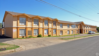 Ambassador Apartments in Fort Worth, TX - Foto de edificio - Building Photo