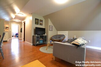 12 South Crescent Circuit, Unit 2 in Boston, MA - Foto de edificio - Building Photo