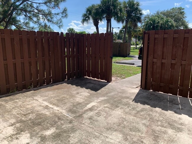 2630 SE Normand St in Stuart, FL - Building Photo - Building Photo