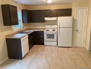 538 Cow Hill Rd in Groton, CT - Building Photo - Building Photo