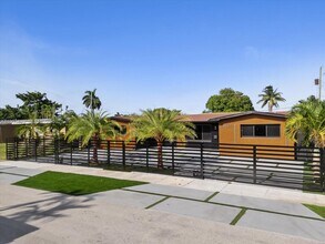 19511 NE 18th Pl in Miami, FL - Building Photo - Building Photo