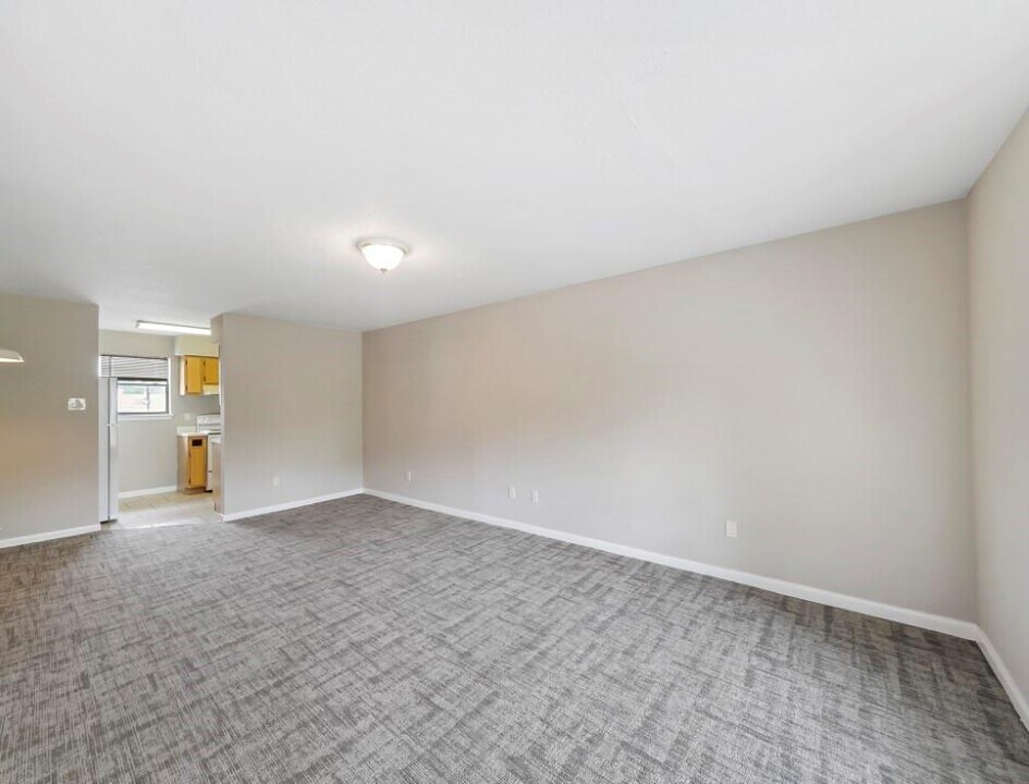 7201 Hallshire Dr-Unit -124 in Houston, TX - Building Photo