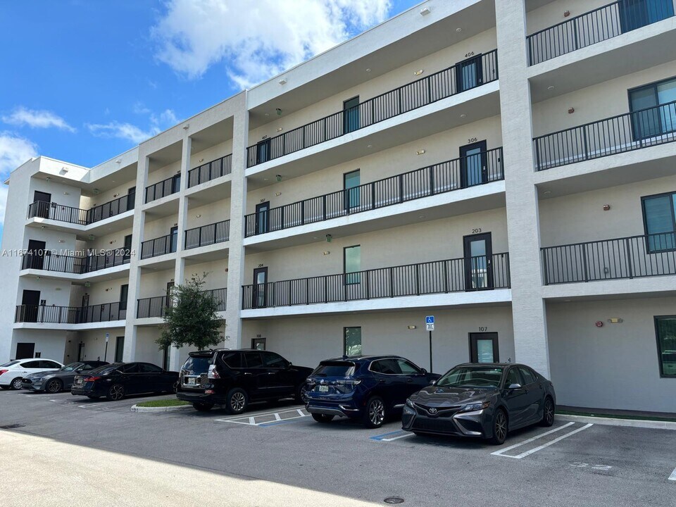 8301 NW 41st St, Unit B-107 in Doral, FL - Foto de edificio