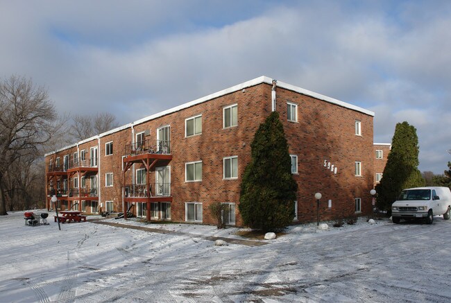 Riverwood Apartments in Fridley, MN - Building Photo - Building Photo