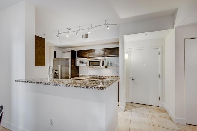 550 Okeechobee Blvd, Unit 406 in West Palm Beach, FL - Foto de edificio - Building Photo