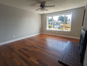 1506 Almira Ct in Bremerton, WA - Foto de edificio - Building Photo