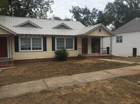 308 Clinton St SE in Jacksonville, AL - Building Photo