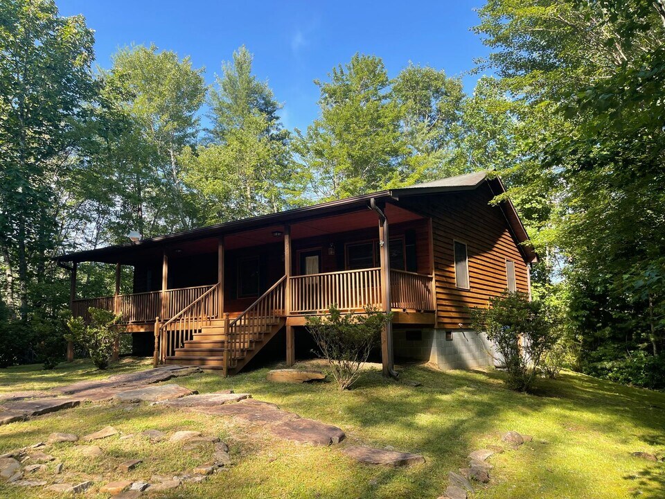 104 Briar Patch Ln in Brevard, NC - Building Photo