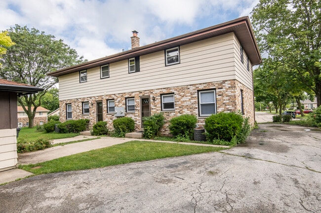 2621 N 122nd St in Wauwatosa, WI - Building Photo - Building Photo