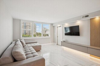 201 N Ocean Blvd in Pompano Beach, FL - Foto de edificio - Building Photo