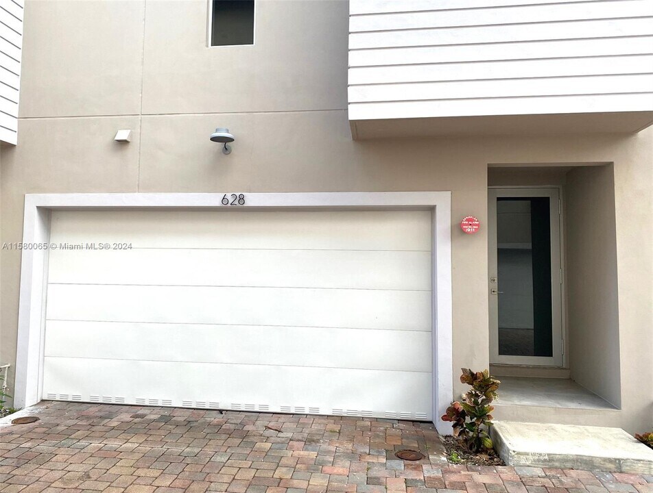 628 NE 12th Ave in Fort Lauderdale, FL - Foto de edificio
