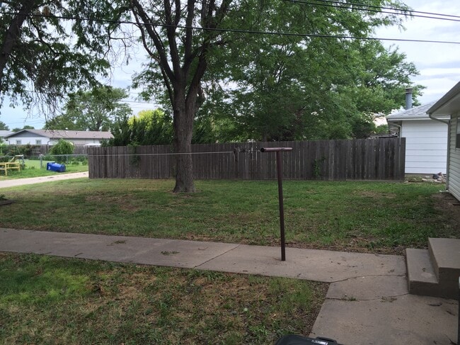 1505 Haney Dr, Unit Apt B in Hays, KS - Foto de edificio - Building Photo