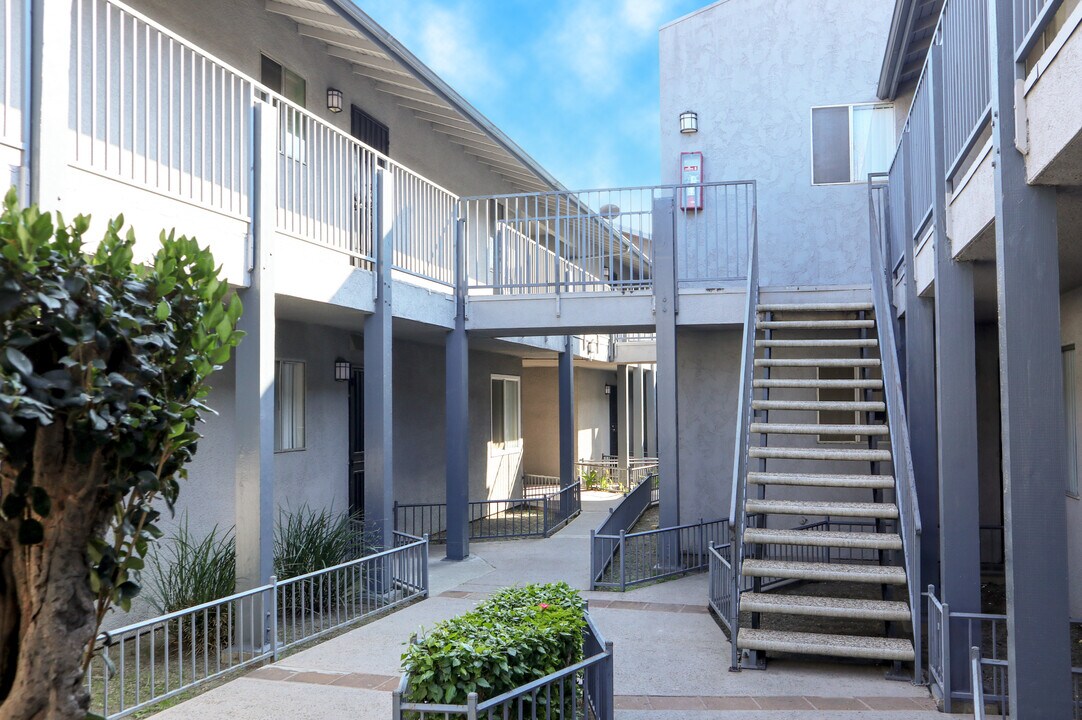 Petrol West in Paramount, CA - Foto de edificio