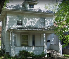 832 W 1st St, Unit 832 1/2 W in Waterloo, IA - Building Photo