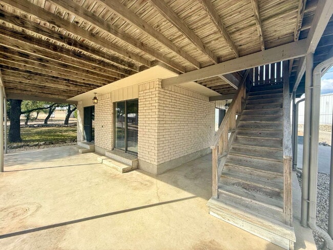 275 Halm Dr in Canyon Lake, TX - Foto de edificio - Building Photo