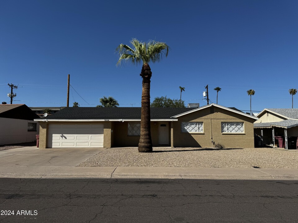 7224 E Latham St in Scottsdale, AZ - Foto de edificio