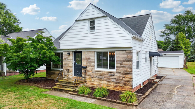 1639 Harwich Rd in Lyndhurst, OH - Building Photo - Building Photo