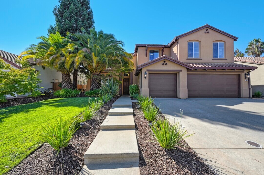 8441 Briggs Dr in Roseville, CA - Foto de edificio