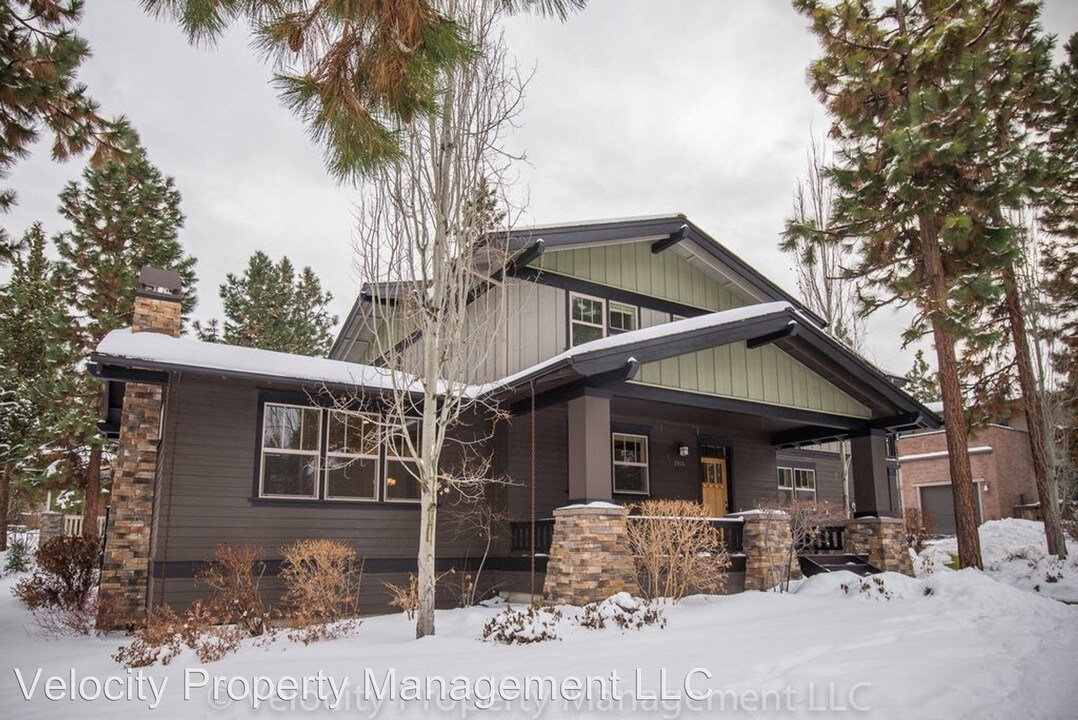 2555 NW Crossing Dr in Bend, OR - Building Photo