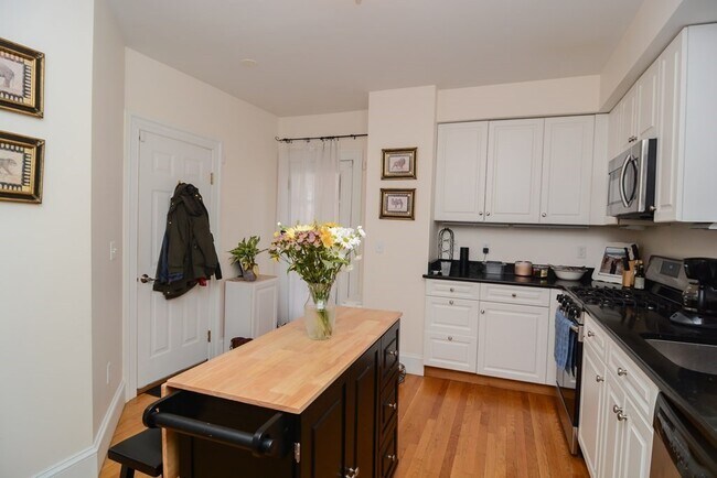 17 Athens St in Cambridge, MA - Foto de edificio - Building Photo