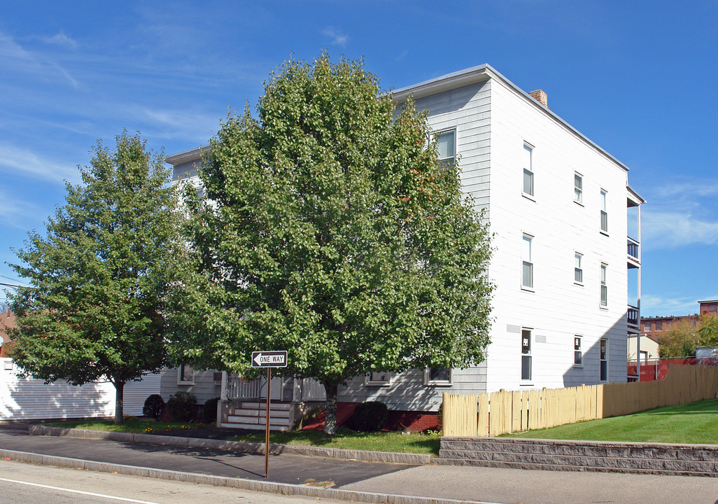 143-145 Maple St in Manchester, NH - Building Photo