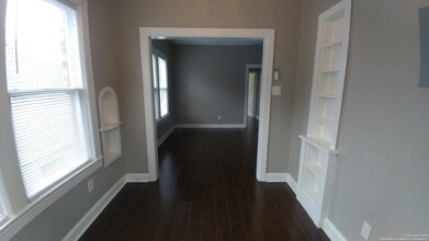 209 E Rosewood Ave, Unit Unit 4 in San Antonio, TX - Foto de edificio - Building Photo