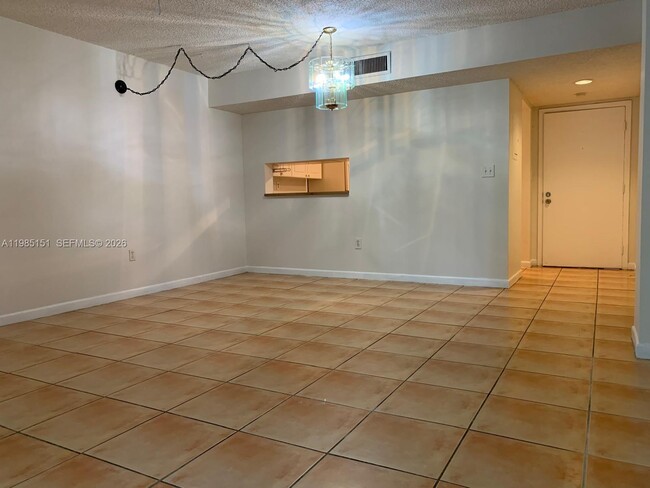 8600 SW 133rd Avenue Rd in Miami, FL - Foto de edificio - Building Photo